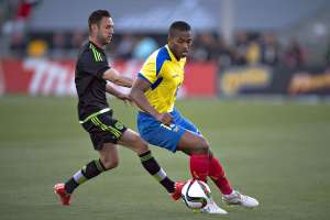 Antonio Valencia disputa el bal&oacute;n con Miguel Lay&uacute;n de M&eacute;xico. Foto: AFP