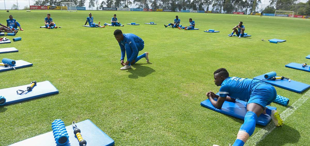 Los seleccionados de Ecuador practicaron en la Casa de la Selecci&oacute;n en Quito, antes de viajar a Chile para disputar el Juventud de Am&eacute;rica.