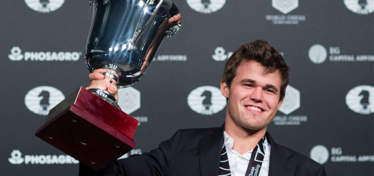 Magnus Carlsen levanta el trofeo que lo acredita como el m&aacute;ximo exponente de este deporte a escala mundial. 