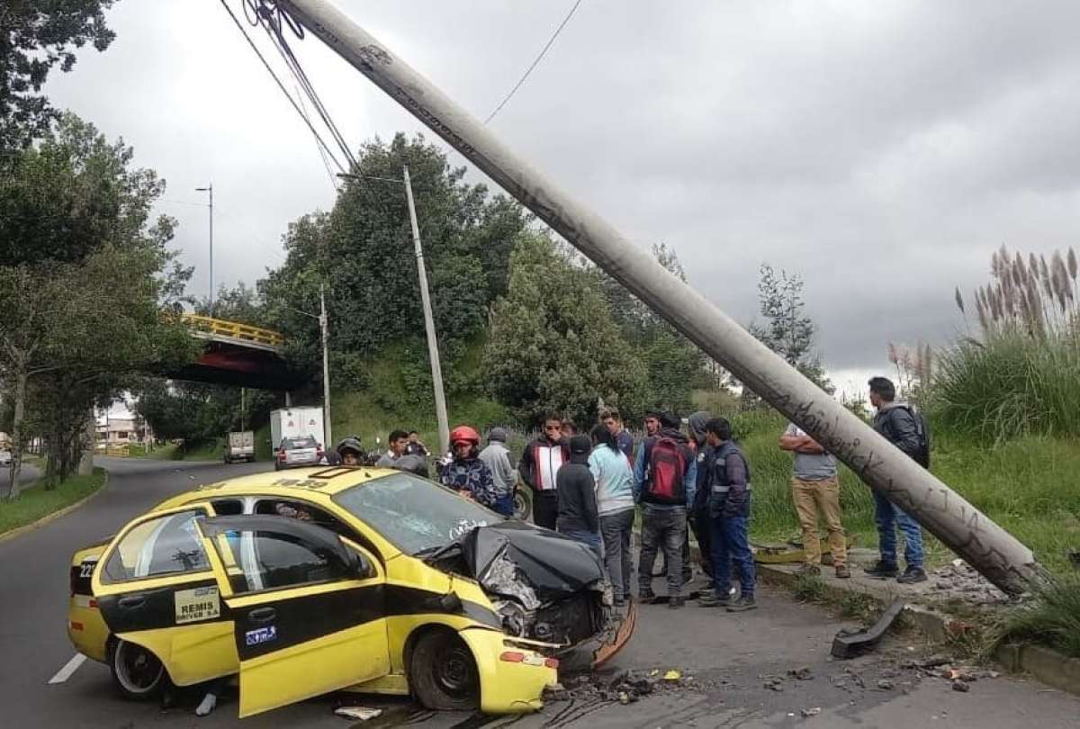 Un taxi se impactó contra un poste de luz en Quito