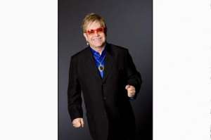La extravagancia, controversia y las melod&iacute;as de piano coexisten con Elton John