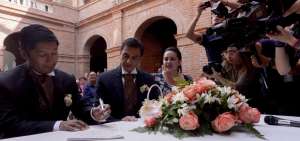 La boda se realiz&oacute; con la presencia de amigos, familiares y activistas de la comunidad LGBTI, como representantes de organismos de derechos humanos.