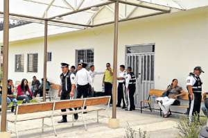Compa&ntilde;eros y familiares de los fallecidos acudieron a la morgue del hospital regional. Foto: Jose Luis LLivisaca 