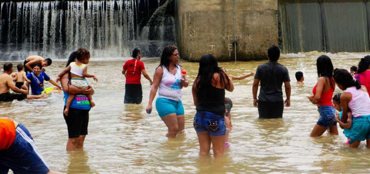 Los manabitas, adem&aacute;s de las playas, tienen como alternativa los balnearios de agua dulce como la compuerta de Santa Ana, en el cant&oacute;n del mismo nombre.