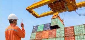 Adoptar un modelo de mayor apertura comercial, potenciando el peso del sector exportador, es una de las recomendaciones del estudio.