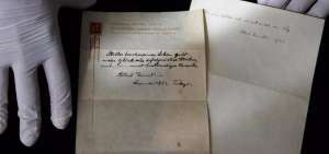 El manuscrito, que Einstein entreg&oacute; en 1922 a un mensajero en Tokio como propina, fue adquirido por un europeo que puj&oacute; en forma telef&oacute;nica y que desea mantener el anonimato.