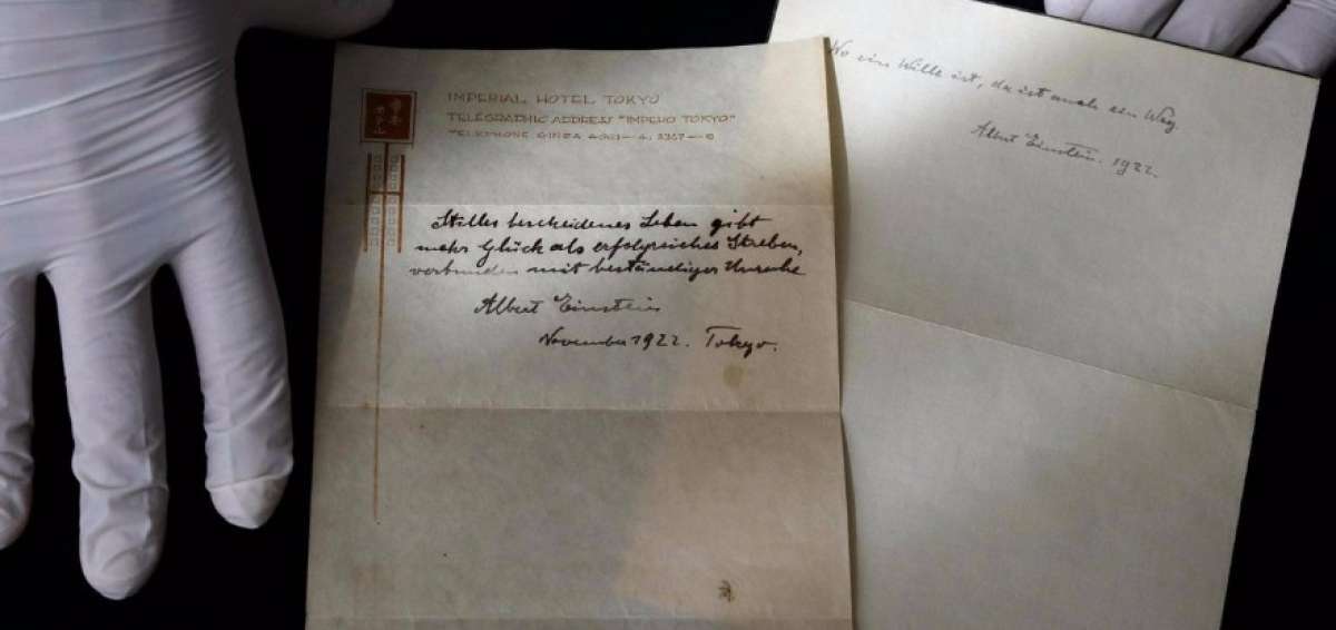 El manuscrito, que Einstein entreg&oacute; en 1922 a un mensajero en Tokio como propina, fue adquirido por un europeo que puj&oacute; en forma telef&oacute;nica y que desea mantener el anonimato.