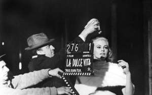 En la imagen se observa a Fellini mientras acomodaba a  Anita Ekberg para una toma. Foto internet