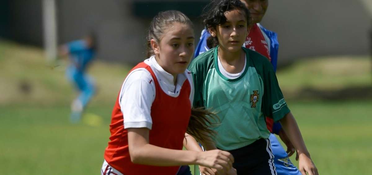 Nayeli Ortiz, de 16 a&ntilde;os (izq.), se desempe&ntilde;a en la posici&oacute;n de mediocampista. Desde los 10 juega f&uacute;tbol.