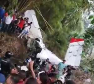 La avioneta qued&oacute; destrozada tras caer a tierra. 