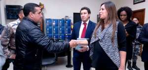 Fidel Araujo (izq) agradeci&oacute; a Ledy Z&uacute;&ntilde;iga (der), ministra de Justicia, por el informe favorable que sirvi&oacute; de sustento para el indulto presidencial.     