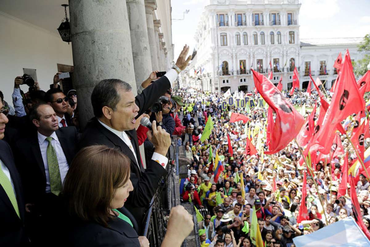 El presidente Rafael Correa interpret&oacute; canciones como "Venceremos", junto con toda la multitud en la Plaza de la Independencia. FOTO: John Guevara / EL TEL&Eacute;GRAFO