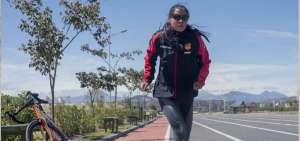 La triatleta Sof&iacute;a Contreras durante un entrenamiento en el parque Bicentenario de Quito, luego de lograr el noveno lugar en el Mundial de Suiza. 