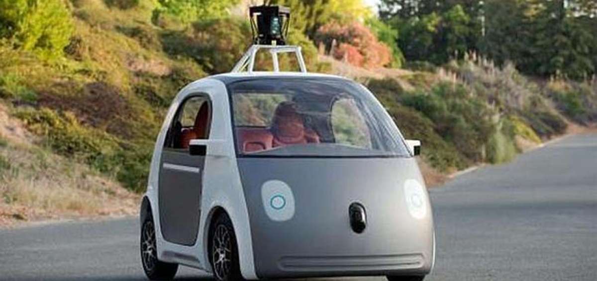 Google es una de las empresas que buscan innovar con la fabricaci&oacute;n de veh&iacute;culos aut&oacute;nomos sin un conductor tras el volante.