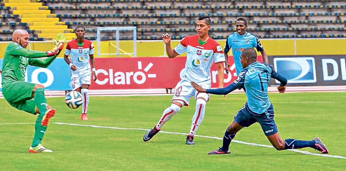 El jugador de Universidad Cat&oacute;lica, Elvis Patta (der.), anota el segundo gol de su equipo ante Liga de Loja. Foto: Miguel Jim&eacute;nez.
