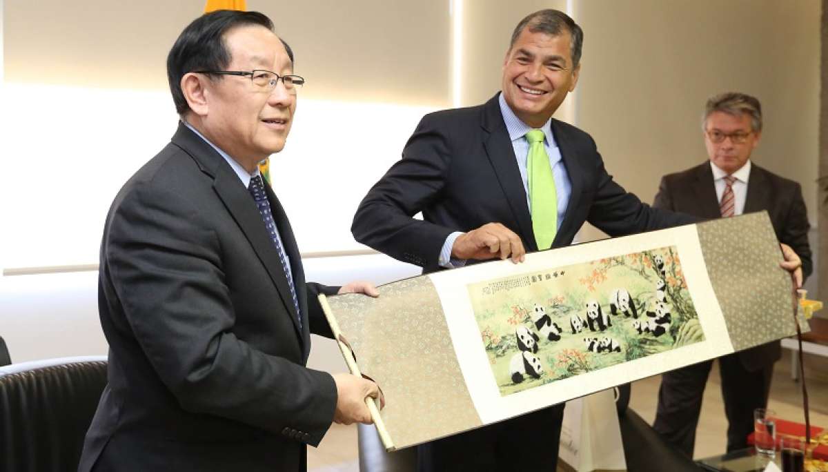 El presidente Rafael Correa se reuni&oacute; con el ministro chino Wang Gang. Foto: Presidencia 