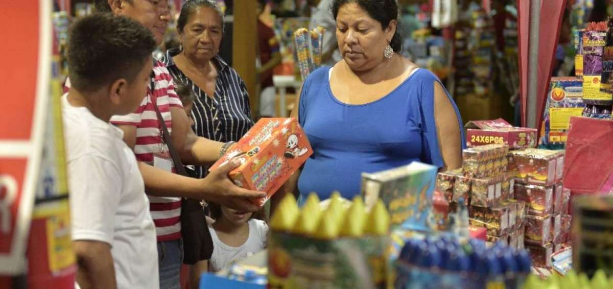La oferta de juegos pirot&eacute;cnicos en la feria es variada. 