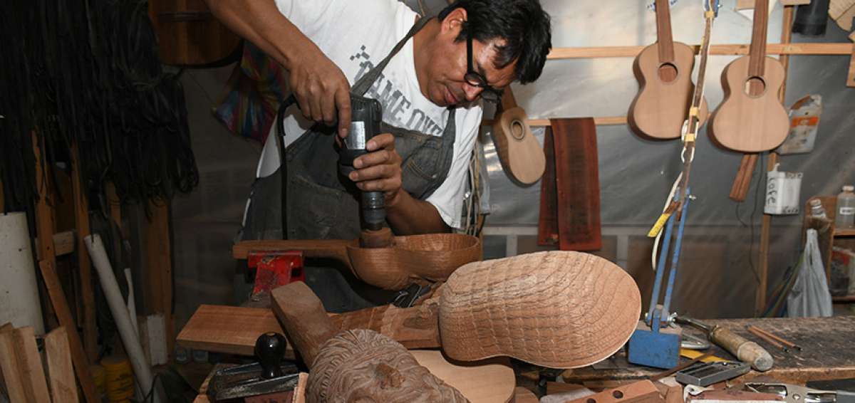 El luthier Jes&uacute;s Ortega trabaja en su local &ldquo;Hortegs&rdquo;, ubicado cerca de la Terminal Terrestre, en Cuenca.