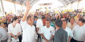 Luego de visitar los avances de la v&iacute;a Santa Rosa-Bellavista, Correa tuvo un conversatorio con la comunidad. Foto: Cortes&iacute;a / Presidencia de la Rep&uacute;blica