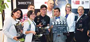 Desde la izquierda: Karla Cajas, Dom&eacute;nica Zurita, Pablo &Aacute;lvarez y Hamilton Monar (corbat&iacute;n azul), los cuatro ganadores del festival de cine Faciuni.    