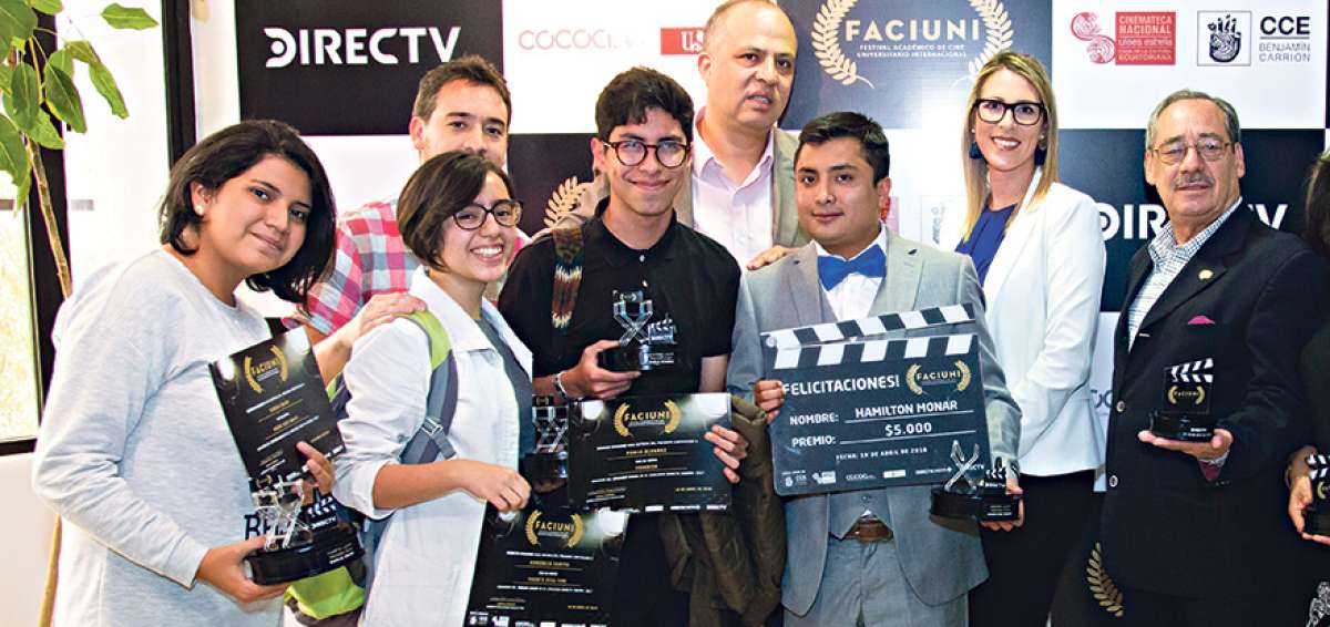 Desde la izquierda: Karla Cajas, Dom&eacute;nica Zurita, Pablo &Aacute;lvarez y Hamilton Monar (corbat&iacute;n azul), los cuatro ganadores del festival de cine Faciuni.    