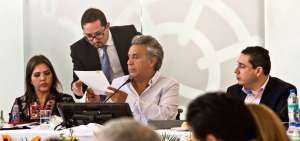 El Primer Mandatario y el ministro de Transporte y Obras P&uacute;blicas, V&iacute;ctor Granda, firmaron el documento.