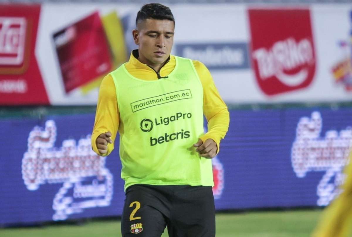 Mario Pineida, durante un calentamiento antes del partido en Ambato