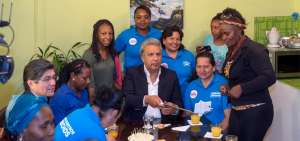El Presidente de la Rep&uacute;blica se reuni&oacute; este lunes 11 de junio con un grupo de trabajadoras del hogar en la ciudadela Jaime Rold&oacute;s, en el noroccidente de Quito.