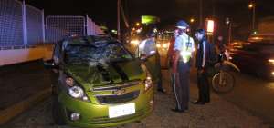 Pie de foto: El Chevrolet Spark conducido por Carlos Duarte sufri&oacute; graves destrozos.