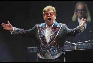 Elton John admite estar ciego debido a una infección ocular