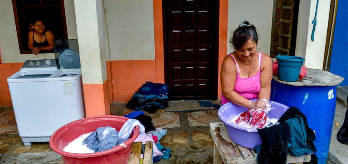 En Jaramij&oacute; se mantiene la tradici&oacute;n de lavar la ropa en los portales, a pesar de que fluye el agua potable. Usan tanques para almacenar el l&iacute;quido.