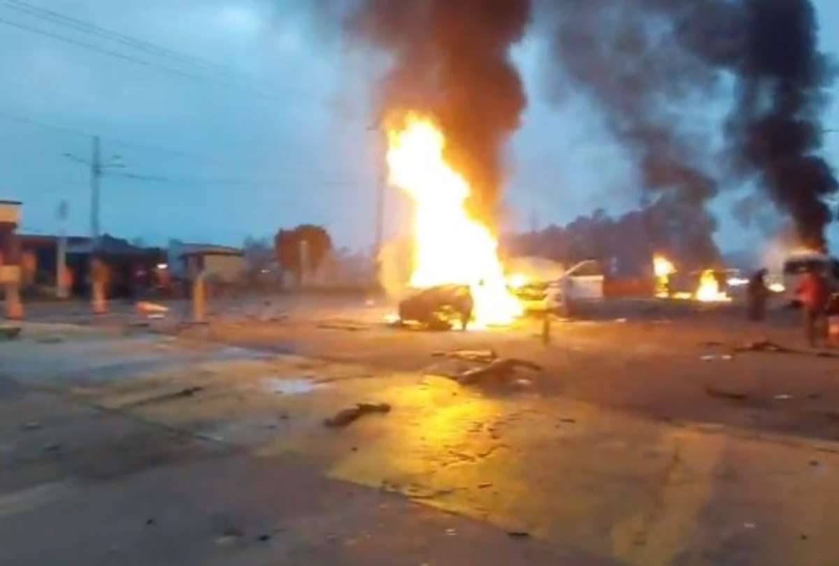 Dos fallecidos y al menos 19 heridos es el saldo del accidente de tr&aacute;nsito en una v&iacute;a de Colombia. 