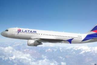 Latam suspende vuelos en Ecuador por contagios de su tripulación