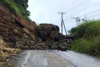 Vía Alóag - Santo Domingo está cerrada por deslizamiento de tierra