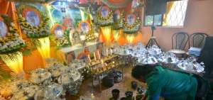 Un altar se levant&oacute; en la vivienda del prioste fiesta alcalde, Manuel Plaza, en honor al Se&ntilde;or de las Aguas.