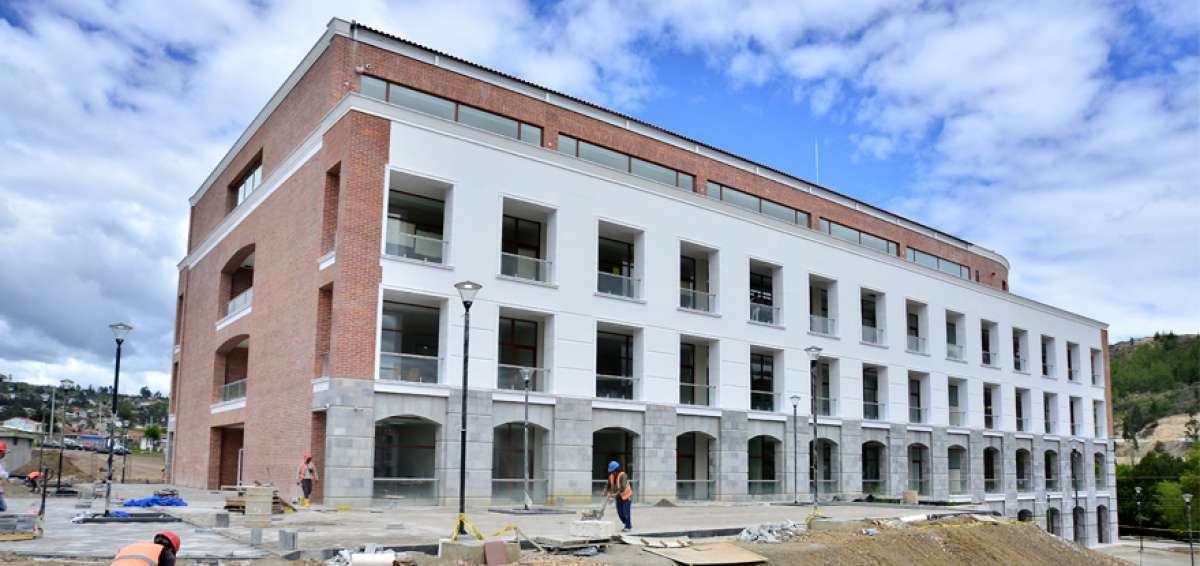 Los bloques de la Universidad Nacional de la Educaci&oacute;n, situada en la parroquia Javier Loyola, son parte de una primera etapa de ampliaci&oacute;n.