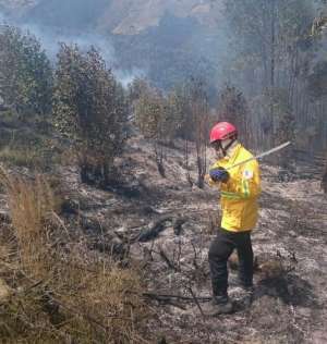  25 efectivos con el apoyo log&iacute;stico de motos y autobombas lograron sofocar el fuego en el sector de La Rold&oacute;s. Foto: Cortes&iacute;a