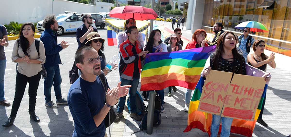Ciudadanos que respaldan a grupos GLBTI denuncian el uso de mensajes discriminatorios en la marcha.