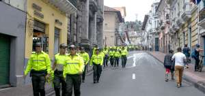 La Polic&iacute;a Nacional resguarda las calles de la capital, en especial las del Centro Hist&oacute;rico de Quito en donde se registraron da&ntilde;os al patrimonio.