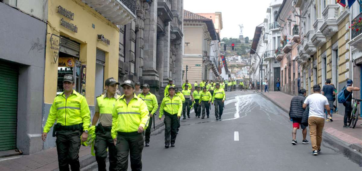 La Polic&iacute;a Nacional resguarda las calles de la capital, en especial las del Centro Hist&oacute;rico de Quito en donde se registraron da&ntilde;os al patrimonio.