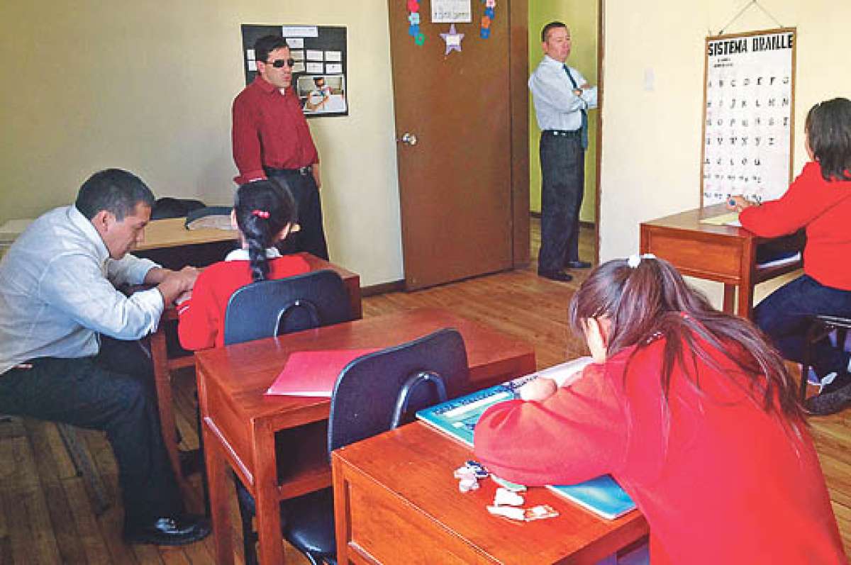 El profesor Byron Guerrero (con lentes oscuros) dicta clases de matem&aacute;tica a varias ni&ntilde;as no videntes que estudian en establecimientos regulares. Ellas tratan de equilibrar sus conocimientos. Foto: Roberto Ch&aacute;vez.