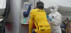 Una cabina de bioseguridad es utilizada para tomar las muestras a los pobladores que se acercan hasta el lugar.