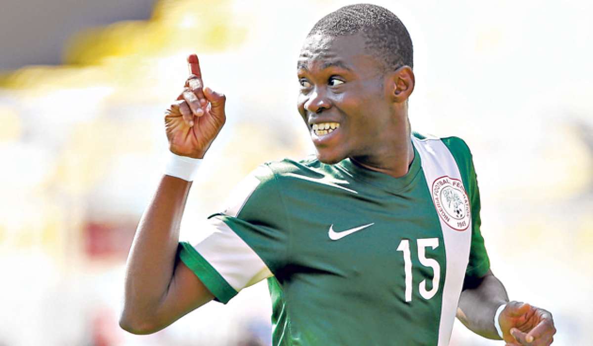 El futbolista nigeriano Udochukwu Anumudu celebra su gol contra Brasil, por el partido de octavos de final que se disput&oacute; en Vi&ntilde;a del Mar. Foto: AFP