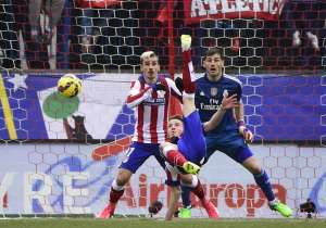  S&aacute;ul &Ntilde;&iacute;guez convirti&oacute; de chilea el segunto tanto para el Atl&eacute;tico. FOTO: AFP