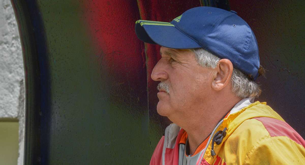 El director t&eacute;cnico uruguayo Juan Ram&oacute;n Silva da indicaciones a sus jugadores durante el partido de hace 2 semanas entre Macar&aacute; y Aucas en Ambato. Foto: Marco Salgado.