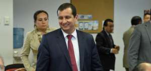 Ramiro Aguilar (izq.), miembro de la Comisi&oacute;n, junto con Leonardo Orlando (de pie), director del SRI.