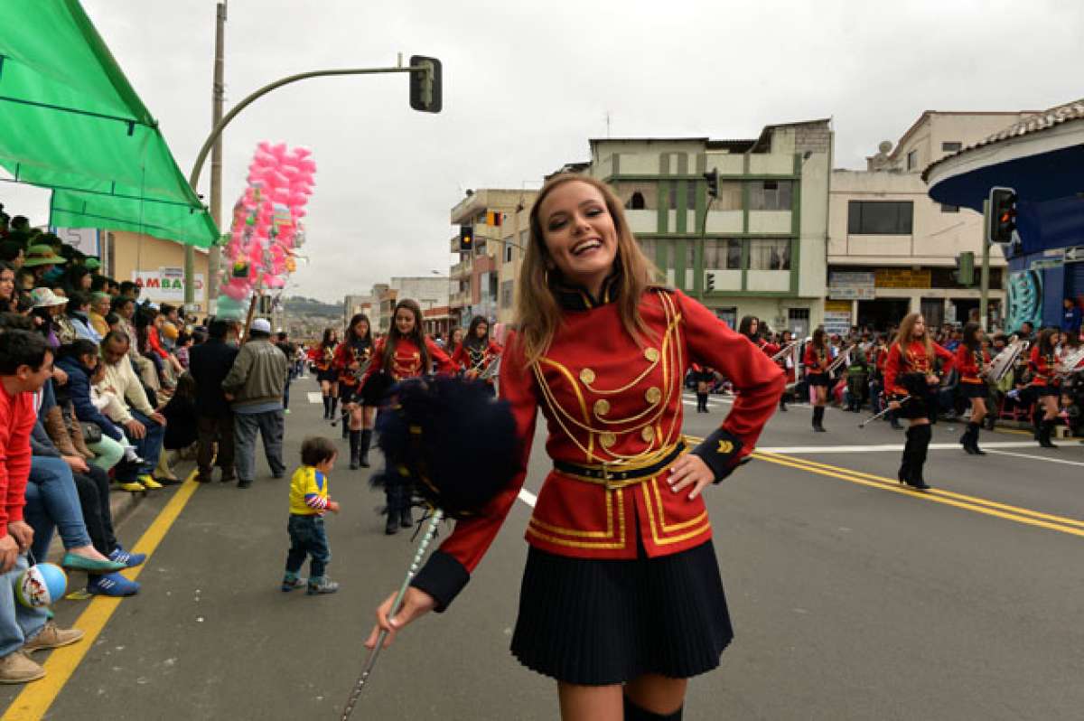 Las bellas bastoneras del colegio Atenas una vez m&aacute;s alegraron el ambiente festivo en el desfile. El operativo de la Polic&iacute;a Nacional evit&oacute; grescas. Foto: Roberto Ch&aacute;vez / El Tel&eacute;grafo