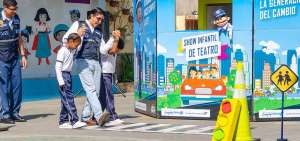 Los alumnos de educaci&oacute;n b&aacute;sica participan de din&aacute;micas interactivas para conocer sobre los derechos y deberes de los peatones.