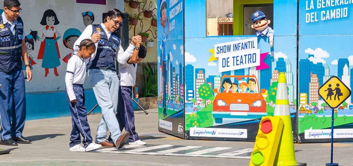 Los alumnos de educaci&oacute;n b&aacute;sica participan de din&aacute;micas interactivas para conocer sobre los derechos y deberes de los peatones.