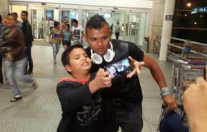 El jugador hondure&ntilde;o se fotograf&iacute;o con varios hinchas amarillos. Foto: @GpachecoR17